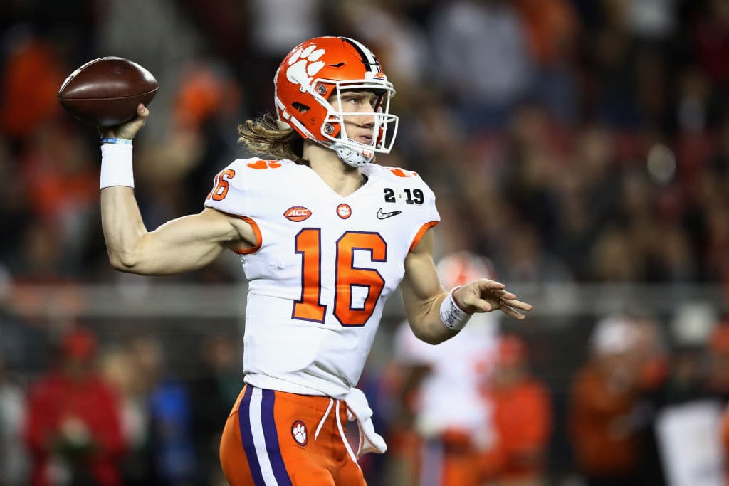 Trevor Lawrence cosechó 347 yardas al completar 20 de 32 yardas con tres envíos de touchdown en una noche de esplendor para el sophomore.
