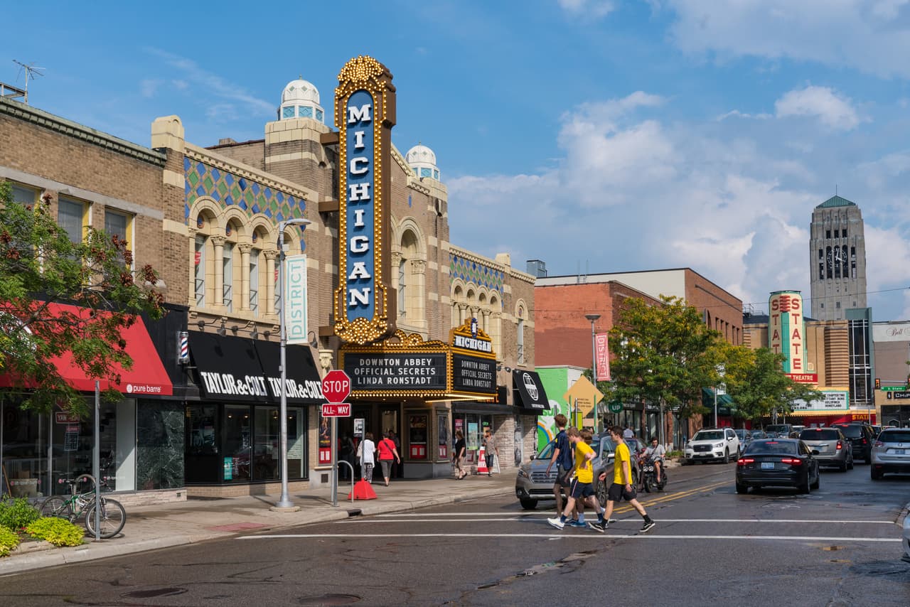 <h3 class="cms-H3-H3">1. Ann Arbor</h3>
<br>
<br>La ciudad es famosa por ser la sede de la Universidad de Michigan, pero también es una importante fuente de empleos. El sistema de Medicina de Michigan es reconocido a nivel nacional por su excelencia en la atención al paciente y la investigación.
<br>
<br>Las escuelas locales están entre las mejores calificadas del país y hay varias actividades, como conciertos, desfiles, festivales: la feria de arte anual atrae a cerca de medio millón de personas a la ciudad cada verano. 
<br>
<br>🏡
<b> Estado:</b> Michigan
<br>
<br>🏡
<b> Condado:</b> Washtenaw
<br>
<br>🏡 
<b>Población: </b>122,004