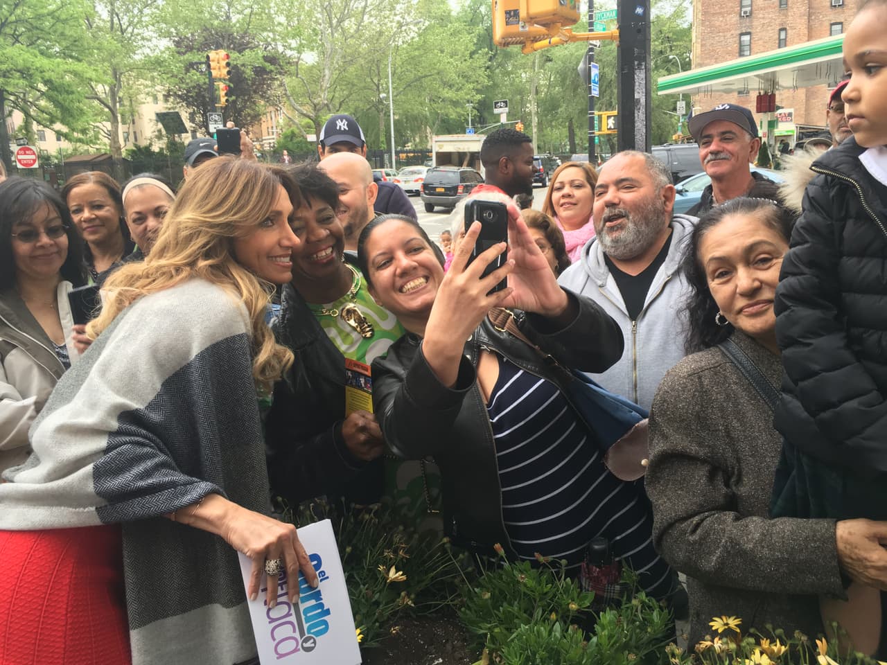 Lili Estefan aprovechó los cortes del programa para consentir a sus fans.