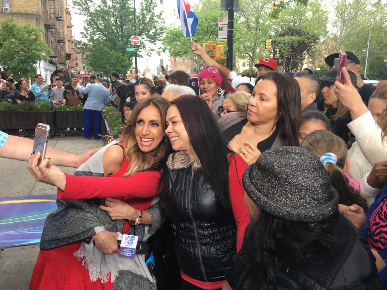 Miren la sonrisa que traía Lili Estefan.