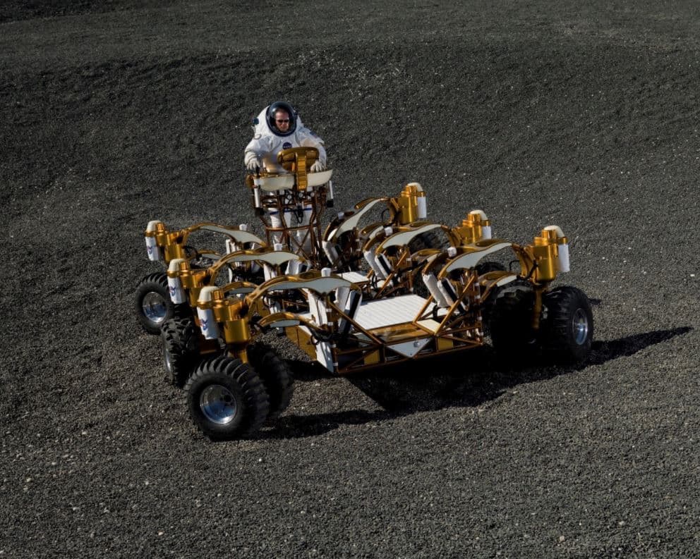 <b>Lunar Chariot</b>
<br>Es el camión lunar, el cual fue presentado en 2008 por la NASA como un adelanto de los vehículos que se utilizarán en el futuro en la Luna. Se trata de un vehículo con seis pares de llantas, pesa dos toneladas, el cual alcanza una velocidad máxima de 12 mph (20 km/h). Para su construcción fue necesaria una inversión de 3.5 millones de dólares y 11 meses de trabajo.
