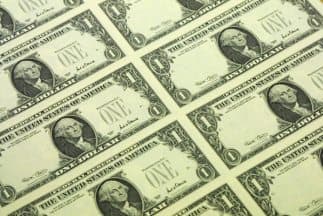 El experto explicó que cuando las empresas no pagan sus deudas, la bancarrota es el siguiente paso, ya que el Capítulo 11 permite a los minoristas romper los compromisos de arrendamientos de las tiendas que pierden dinero y recortar los préstamos. Algunos salen victoriosos, y otros terminan cerrando.