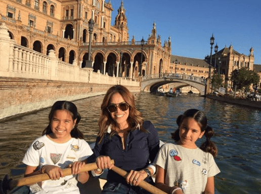 La Semana Santa la vivió en Sevilla, desde donde se transmitió Despierta América y aprovechó para pasear con sus hijas.