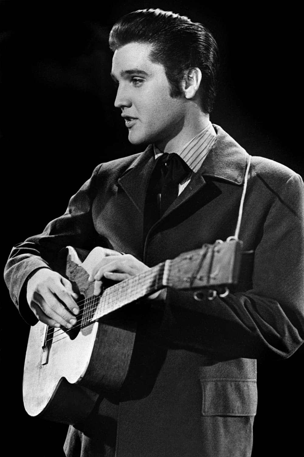 Elvis Presley. El rey del rock tenía una personalidad que cautivaba con su música. Su pelo se volvió tan icónico como sus movimientos de cadera. Siempre nos gustó con traje y corbata.