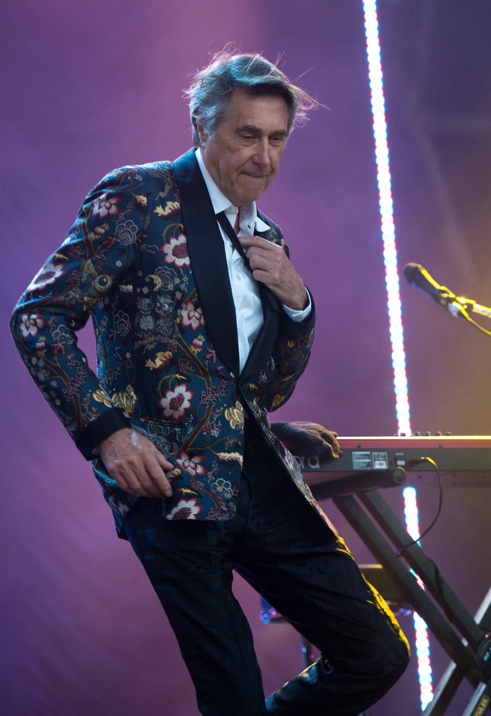 Bryan Ferry. El músico inglés, ex vocalista de la banda Roxy Music, fue y sigue siendo uno de los hombres con más estilo y elegancia en la música. No podemos dejar pasar sus pantalones de cuero, camisas blancas y traje.