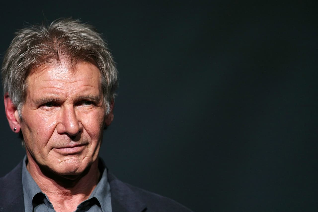 Harrison Ford. ¿Quién no recordará siempre su look como Indiana Jones? Harrison Ford marcó la época con el uso del traje desenfadado y sus múltiples looks casuales con combat boots.