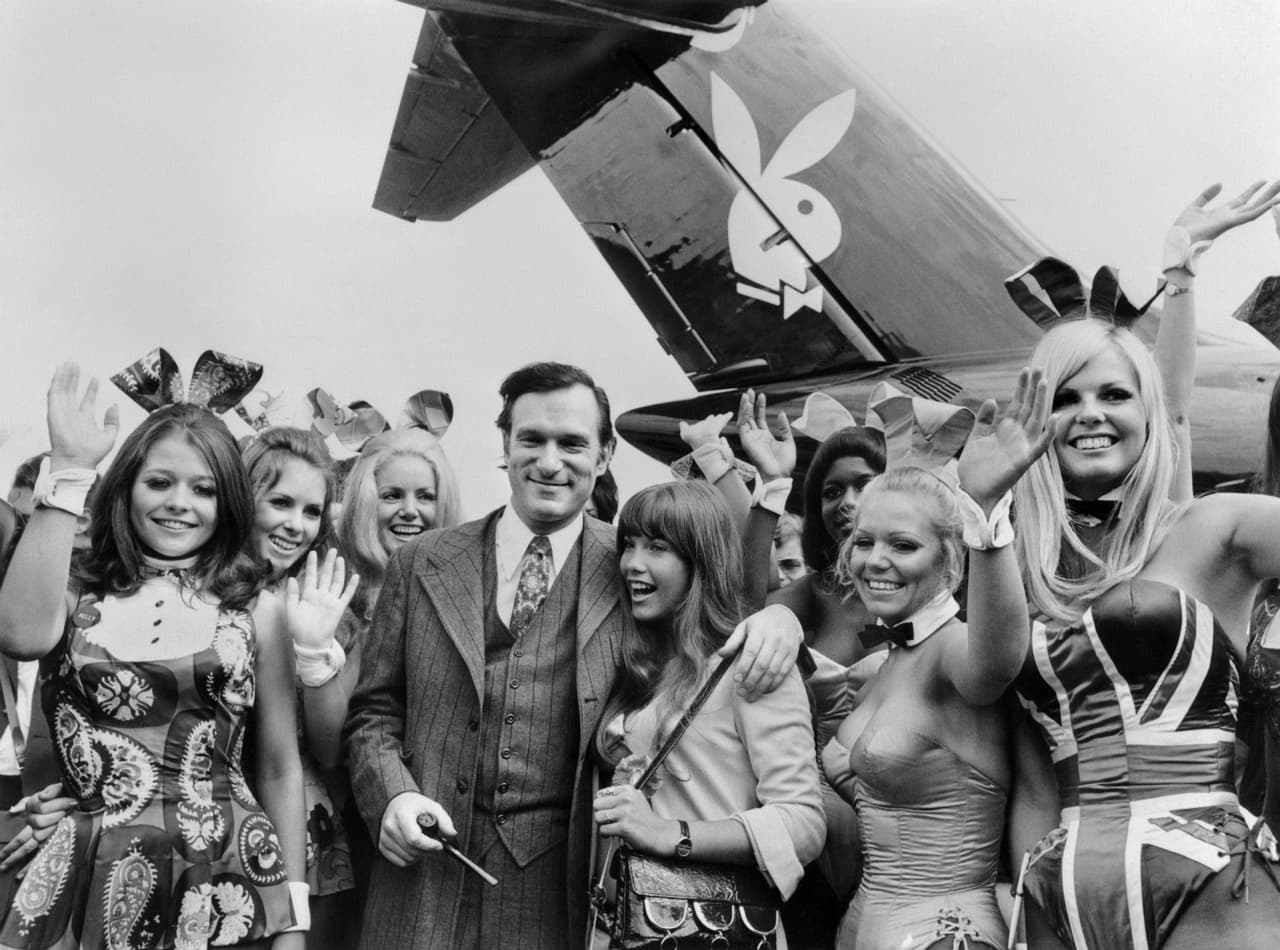 Hugh Hefner. El fundador de "Playboy" creó todo un estilo de vida, donde no sólo las mujeres eran su debilidad, sino también la vida de jetsetter. No podemos olvidar sus mocasines, bata de seda y traje blanco.