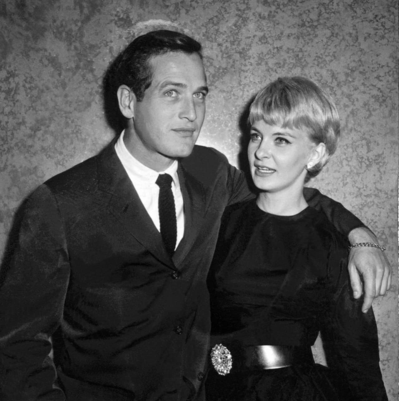 Paul Newman. Cautivaba a todas las mujeres, pero su seducción más grande era su personalidad. Podemos enumerar muchos de sus looks, pero recordamos la inclusión de los white trainers en un look casual y cool que sigue hoy surtiendo efecto. Y, por supuesto, sus impecables trajes.