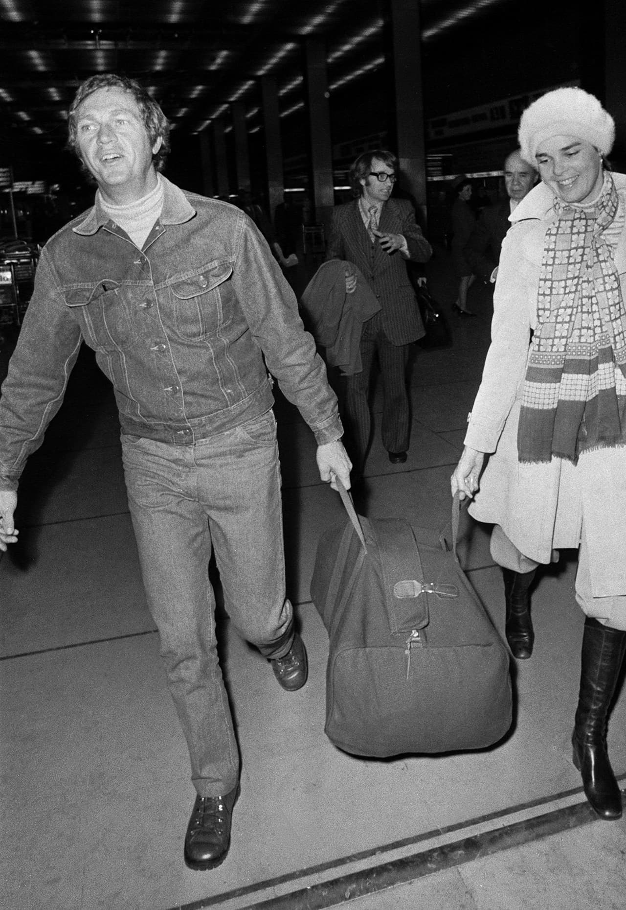 Steve McQueen. Siempre será “The King Of Cool” y, como él, nadie más dará lecciones de estilo. Podemos recordar muchos de sus increíbles outfits dentro y fuera del cine. Pero su estilo desenfadado hace que los pantalones khakis y una camisa de algodón se hayan convertido no sólo en un estilo, sino un uniforme.