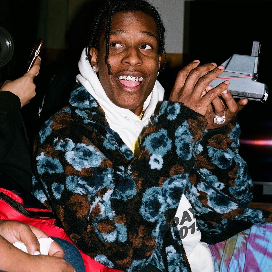 De acuerdo con la transcripción del interrogatorio policial incluido en documentos judiciales, A$AP Rocky justificó la violencia argumentando que su guardaespaldas intentó "calmar las cosas" antes de la pelea y que "éramos tres contra dos", según publicó CNN.