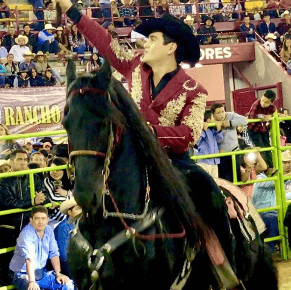 Julián Figueroa, el retoño de Joan Sebastian y Maribel Guardia, comenzó a hacer sus pininos en los jaripeos americanos montando los caballos de su padre.