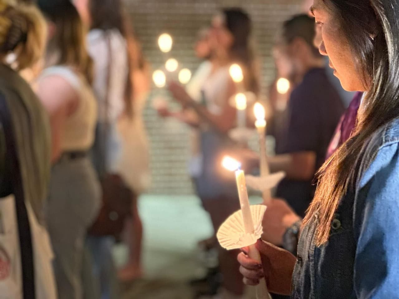 Estudiantes y maestros de Comunicación de la Universidad de Florida Central se reunieron este viernes en la noche para honrar la memoria de Dylan Lyons, egresado de esa casa de estudios que 
<b><a href="https://www.univision.com/local/orlando-wven/mujer-nina-9-anos-empleado-noticias-muertos-pine-hills-condado-orange">murió trabajando el pasado miércoles. </a></b>