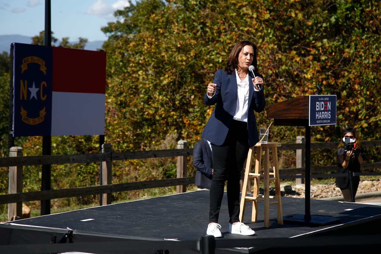 Harris reanudó sus actividades políticas tras cancelarlas el pasado 15 de octubre por
<a href="https://www.univision.com/local/north-carolina-wuvc/suspenden-eventos-de-campana-de-kamala-harris-en-carolina-del-norte-por-casos-de-coronavirus-en-su-equipo">casos de coronavirus en su equipo.</a>