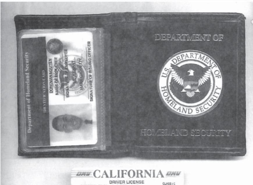 La falsa credencial del Departamento de Seguridad Nacional (DHS) que portaba Donovan Nguyen.