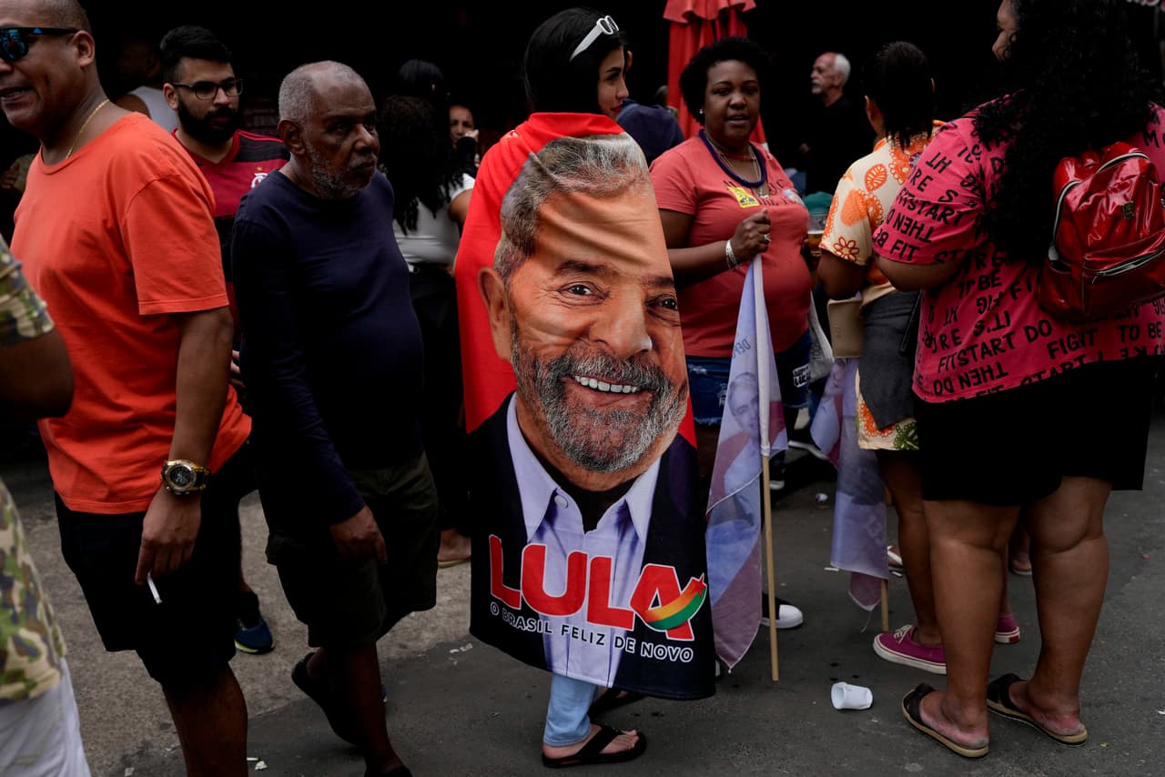 Una mujer enfundada con una imagen del expresidente Luiz Inácio Lula da Silva.
