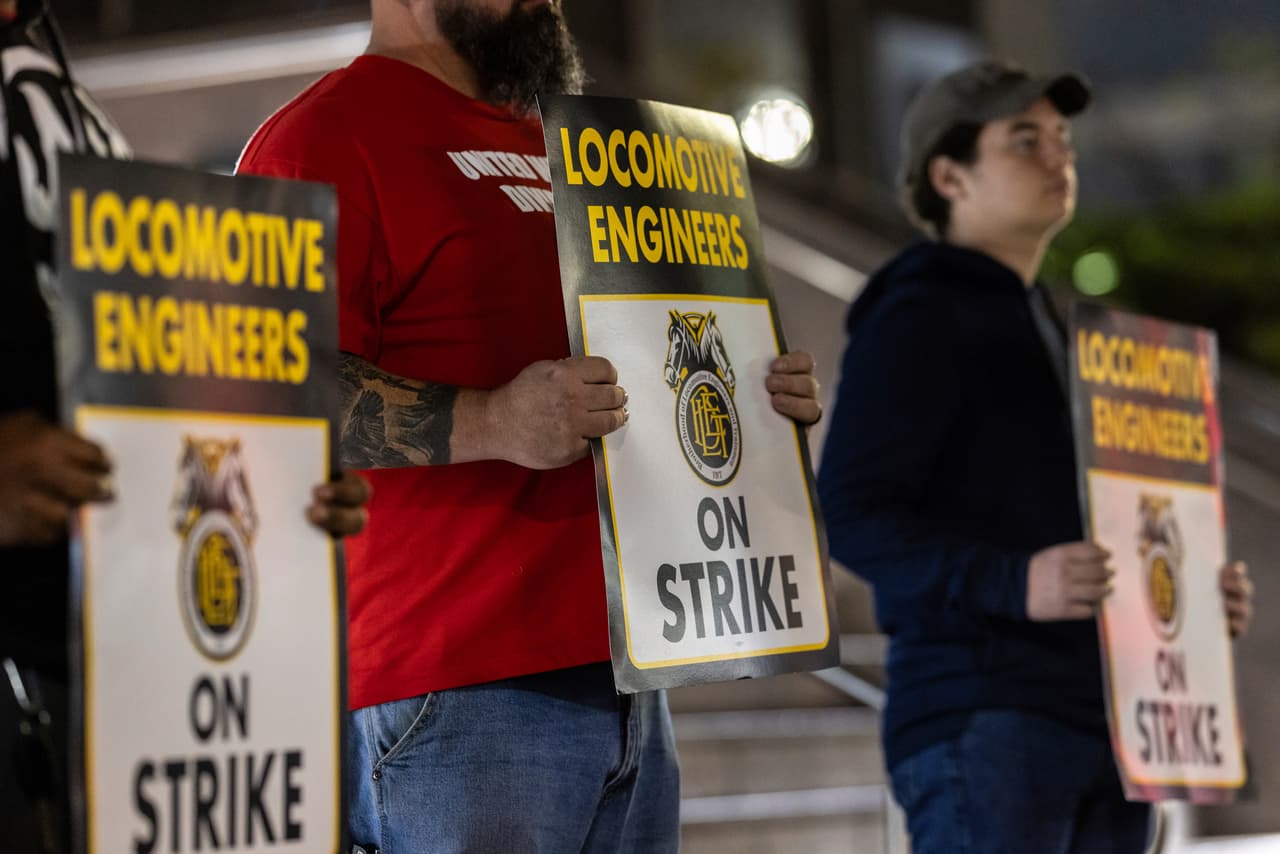 Miembros del sindicato Brotherhood of Locomotive Engineers and Trainmen forman una línea de piquete frente a la sede de NJ Transit el viernes 16 de mayo de 2025 en Newark, Nueva Jersey.