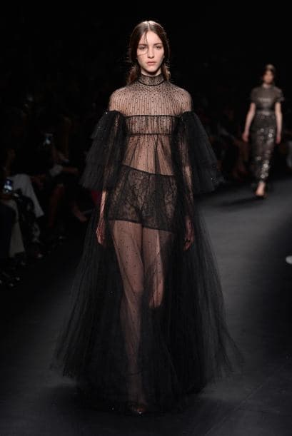 París no ha dejado de sorprendernos la colección de Valentino lleno de fantasía la pasarela.