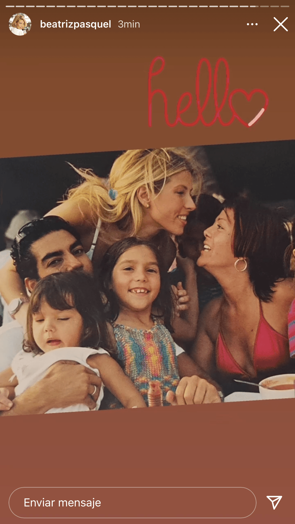 Frida Sofía también cuenta con 
<b><a href="https://www.univision.com/famosos/papa-frida-sofia-pablo-moctezuma-mensaje-enrique-guzman-fotos" target="_blank">el respaldo de su madrastra, Beatriz Pasquel</a></b>, quien el martes 20 publicó una serie de fotos de su álbum familiar en donde se documenta
<b> <a href="https://www.univision.com/famosos/beatriz-pasquel-madrastra-frida-sofia-desmiente-con-fotos-familiares-alejandra-guzman-fotos" target="_blank">el convivio y relación que tenía Alejandra Guzmán con ella</a></b> y Pablo Moctezuma durante la niñez y adolescencia de su hija. 
<br>