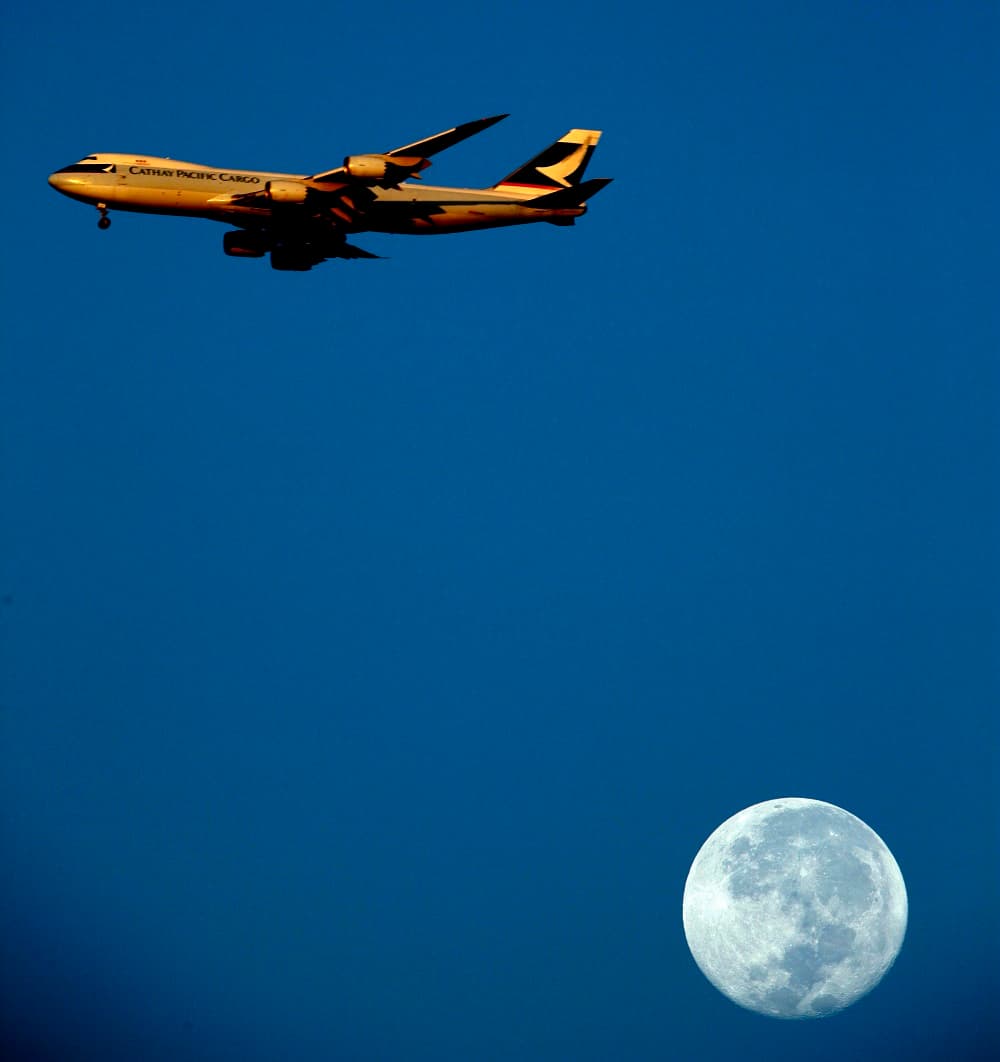 Como la órbita de la Luna es ligeramente elíptica, un lado (el perigeo), está 30,000 millas (48,300 km) más cerca de la Tierra que el otro lado (el apogeo), que hace que se observe de esta forma tan espectacular. En la imagen, un avión comercial pasa junto a la superluna este lunes en Ciudad de México (México).