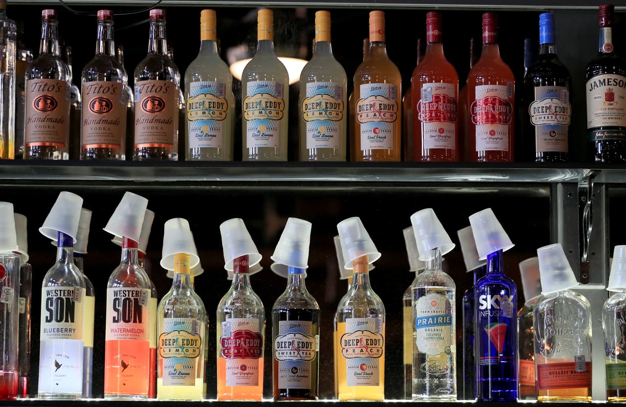 <b>¿Dónde puedo guardar mi alcohol para evitar multas?</b>
<br>
<br>Las bebidas alcohólicas que vienen en botellas o latas deben permanecer cerradas y las cócteles y tragos deben ser entregados por el restaurante cerrado y con una etiqueta.