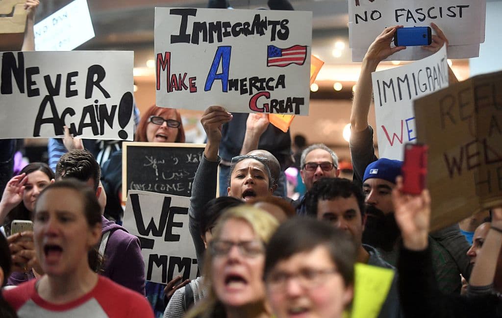 Gobierno de Trump presiona para rescatar veto migratorio alegando "riesgos de seguridad nacional"