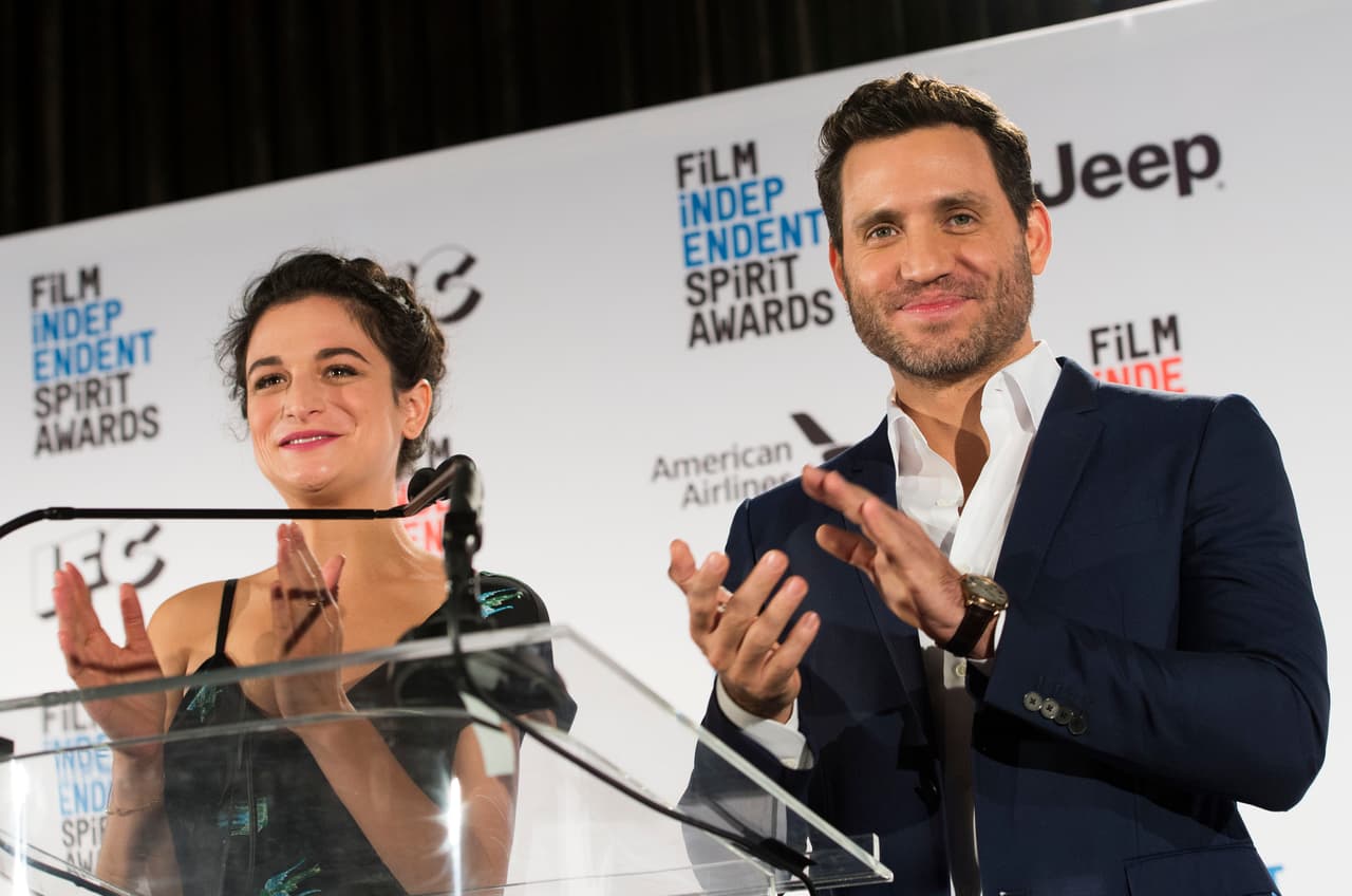 Edgar Ramírez y Jenny Slate anuncian los nominados a los Film Independent Spirit Awards.