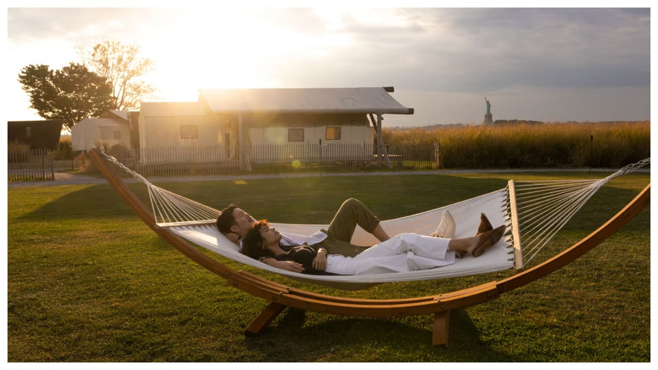 <b>Glamping </b>
<br>Otra experiencia muy romántica es hacer glamping en NYC, es decir 
<b>hospedarse en una tienda de lujo</b>. Puedes ver las estrellas, admirar los paisajes de la Gran Manzana, incluso la estatua de la Libertad, en las carpas, propiedad de 
<a href="https://www.collectiveretreats.com/governors-island/">Collective Retreats,</a> que vienen equipadas con modernas cocinas, baños privados y comidas en un gran jardín.