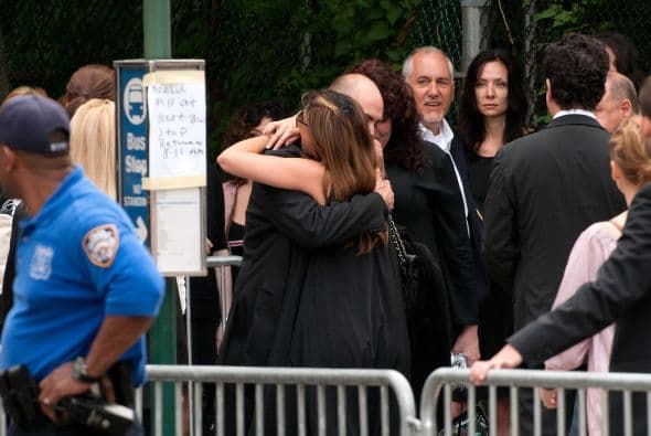 Familiares y amigos de James Gandolfini se dieron cita el día de hoy en la Catedral de San Juan el Divino, en Manhattan, para darle el último adiós al actor quien perdió la vida en Roma, Italia, mientras disfrutaba de unas vacaciones al lado de su hijo Michael. A la ceremonia asistieron poco más de 500 personas y sus amigoas más cercanos dedicaron palabras emotivas al actor de la serie “The Sopranos”. Aquí los videos más chismosos.