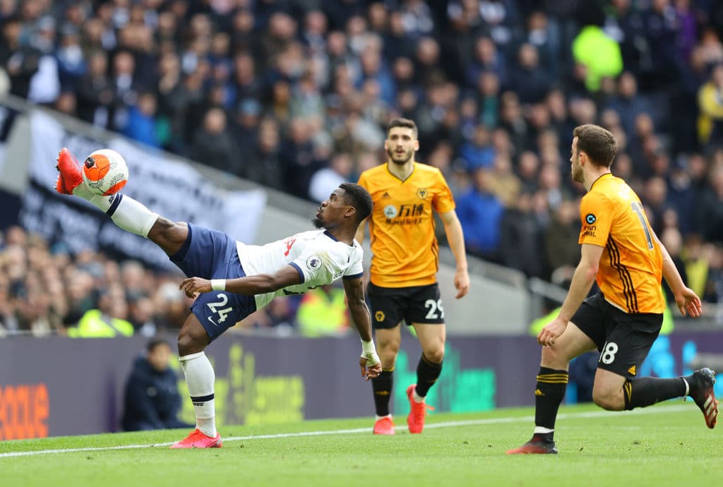 Serge Aurier de Tottenham Hotspur tratando de recuperar el esférico y mantenerlo en el juego.