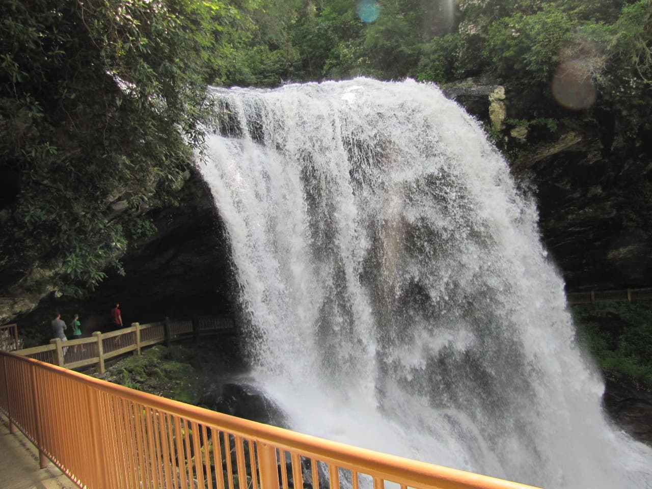 <b>Dry Falls</b>. Si realmente quieres acercarte a una cascada y experimentarla de una manera diferente, Dry Falls es lo que estás buscando. Ubicada cerca de la hermosa ciudad de Highlands, Dry Falls es un espectáculo impresionante que permite a los visitantes caminar detrás de la cortina de agua que cae desde lo alto.