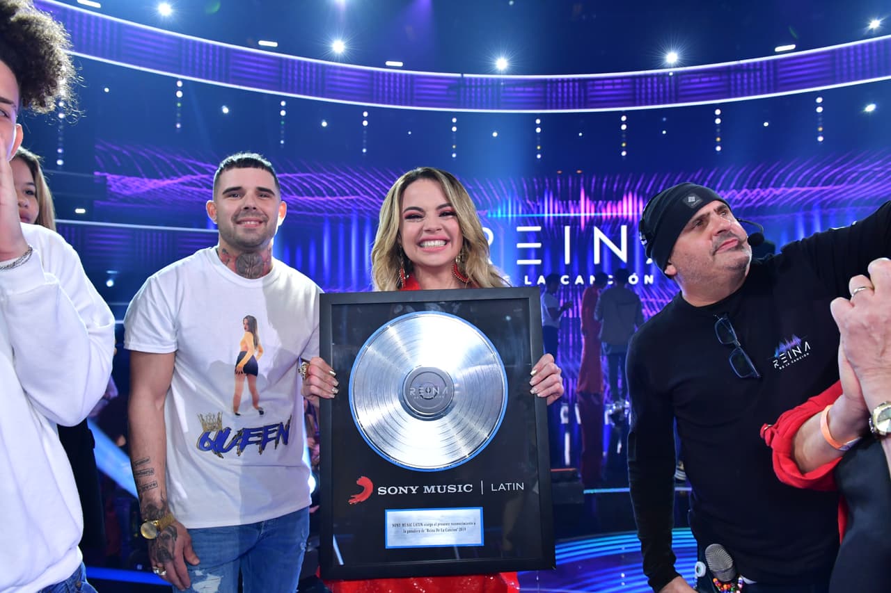 La familia de Yennis pasó al escenario.