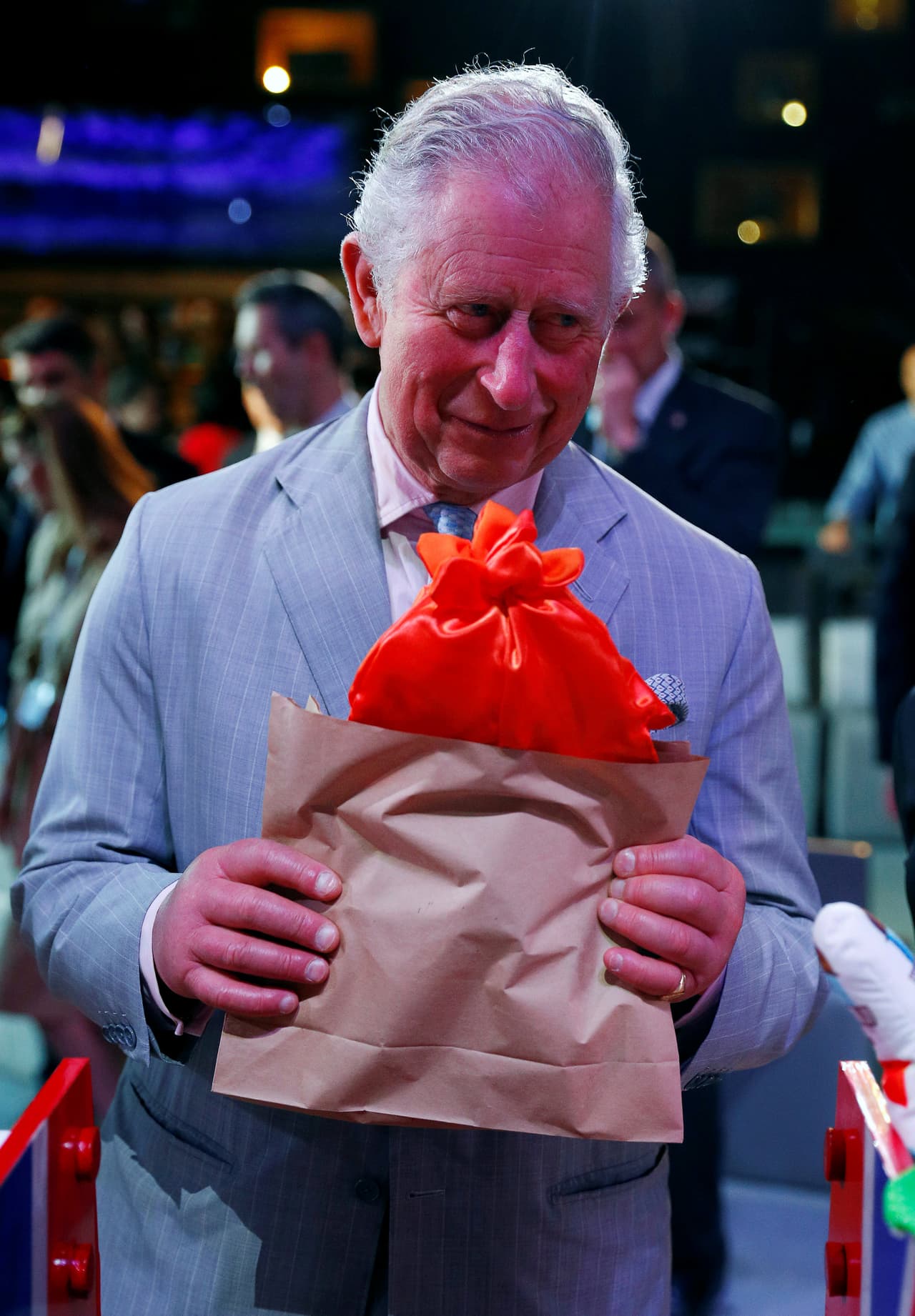 Más tarde, el príncipe Carlos se reunió con un grupo de jóvenes empresarios, quienes le hicieron este obsequio.