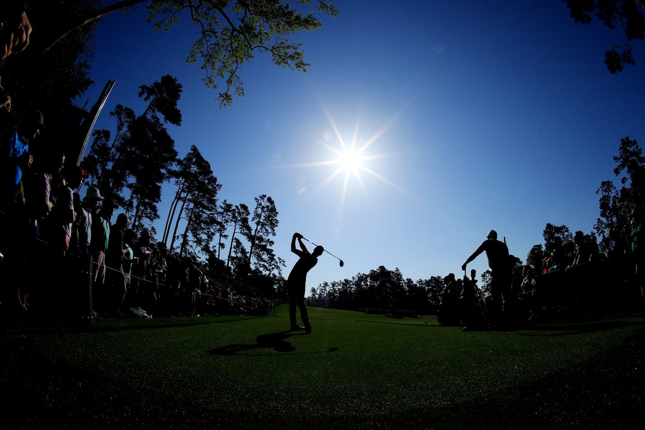 La fiesta del Masters de Augusta dejó bellas postales de los paisajes y el colorido en el Augusta National Golf Club, escenario testigo del segundo día de prácticas del torneo grande del golf mundial.
