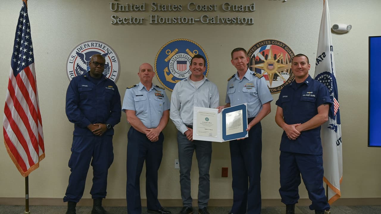 El Capitán Jason Smith le otorgó el Certificado de Mérito a Robert Moore en una ceremonia celebrada en la sede de la Guardia Costera Houston-Galveston.