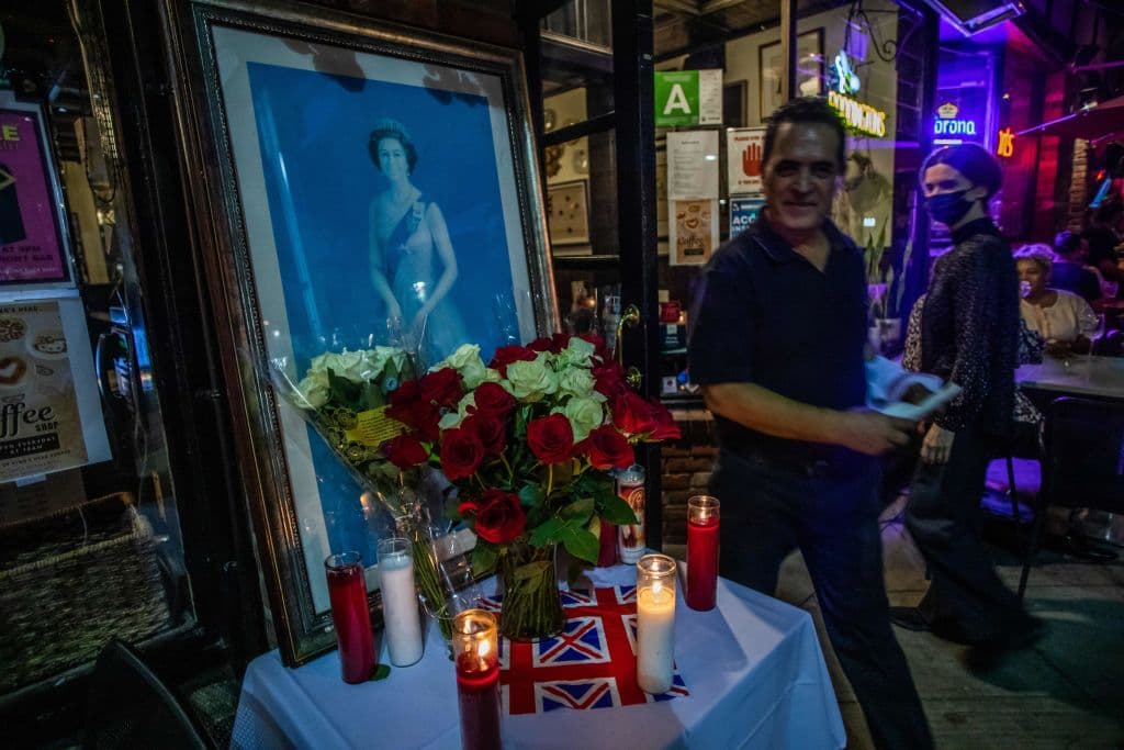 Incluso en los tradicionales pubs al estilo británico que hay por el mundo se pudieron encontrar homenajes como el de la imagen, en un bar de Santa Mónica, California.