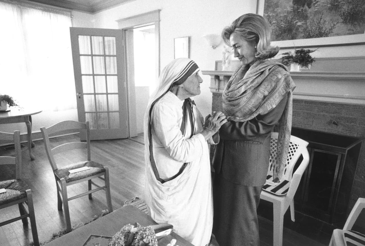 <b> Cuatro años más como primera dama.</b> En ocho años acompañando a Bill CLinton en la Casa Blanca, Hillary Clinton compartió con jefes de estado y personalidades de todo el mundo, como este encuentro con la madre teresa de Calcuta en 1995.