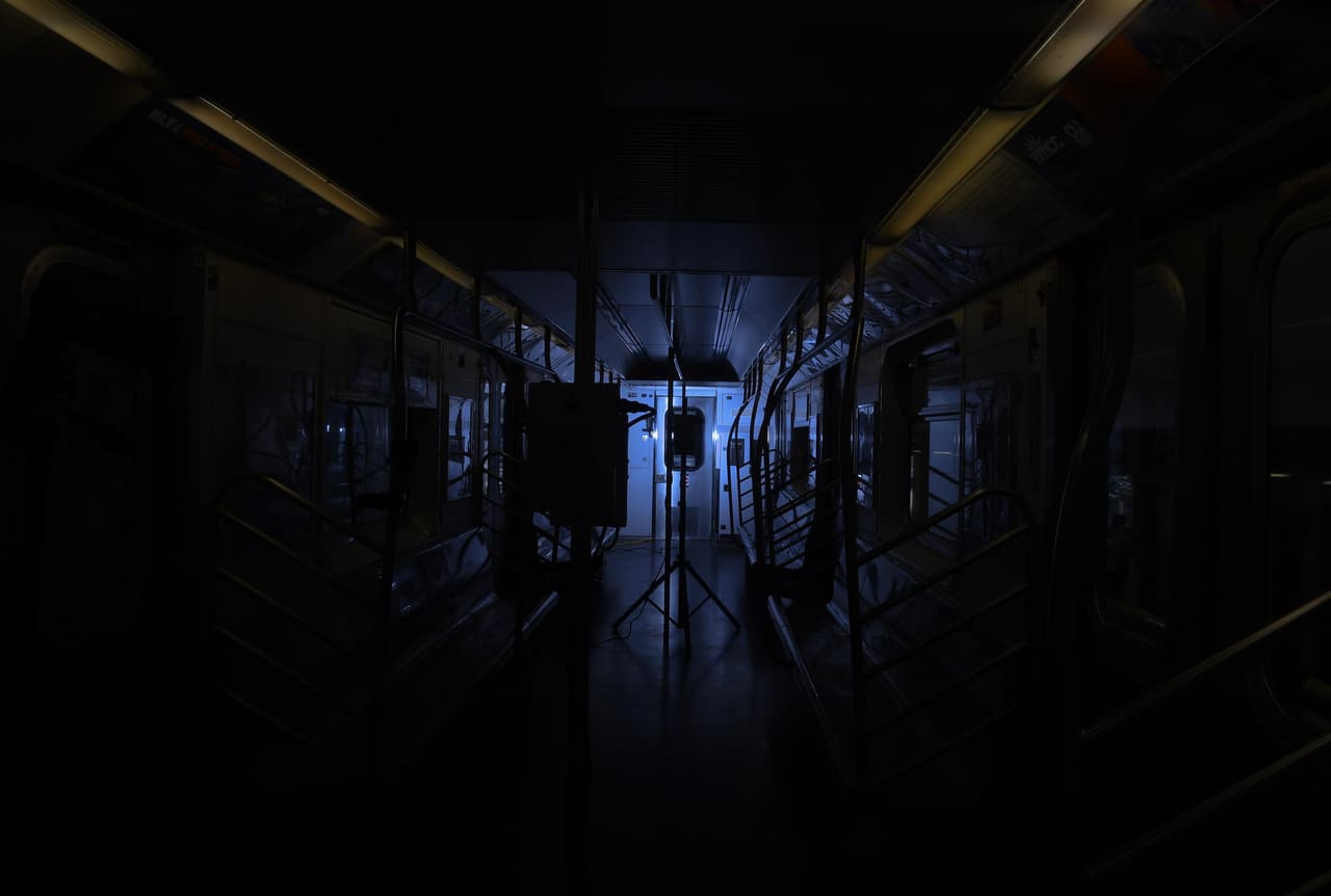 Mientras estén en uso, no podrán haber viajeros a bordo de los trenes y autobuses.