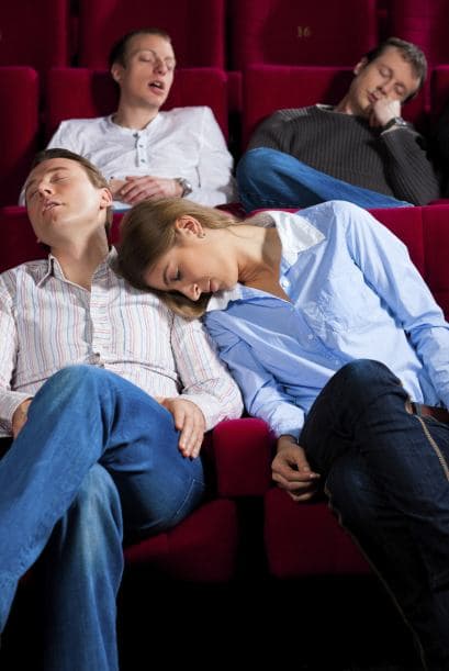 Roncar. Si la película es súper aburrida, tienes vía libre para tomarte una siesta. ¿Quién no lo ha hecho alguna vez?