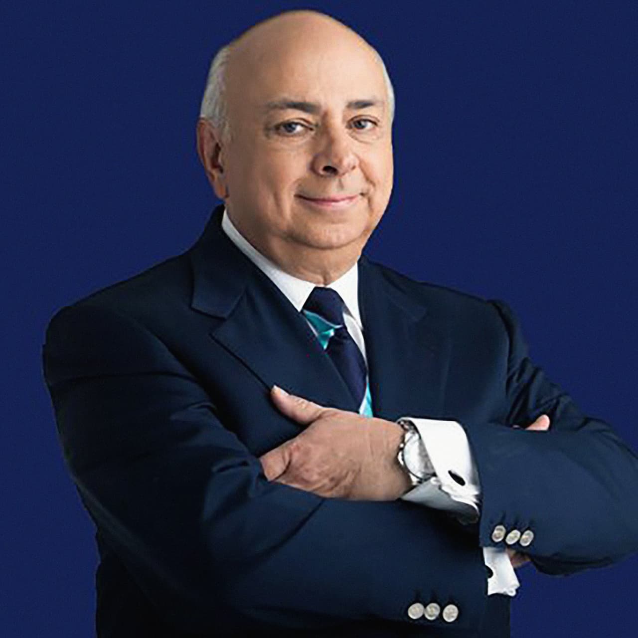 Periodista. 17 de mayo de 2017. El conductor de un influyente y legendario programa matutino en Circuitos Éxitos, César Miguel Rondón, fue sorprendido en el aeropuerto de Maiquetía cuando iba a viajar con su esposa Flora Alicia Anzola, también periodista y sus dos hijas. A todos les anularon el documento.