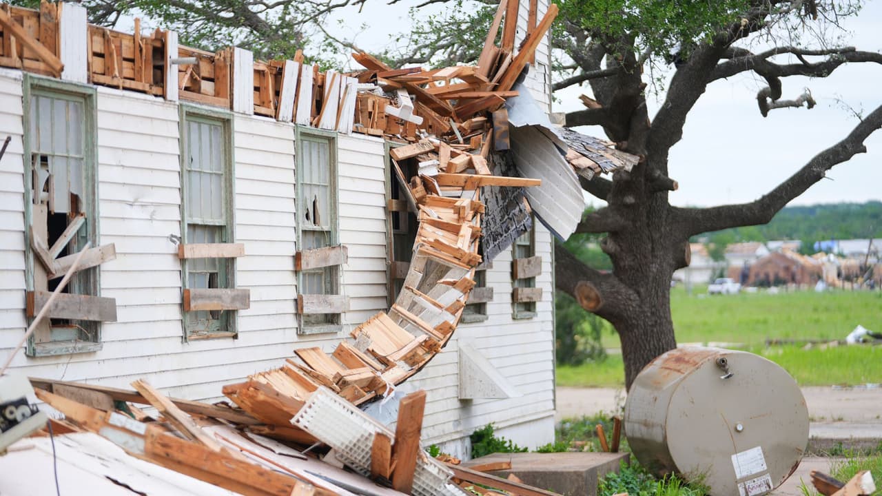 <h3 class="cms-H3-H3">La confirmación del NWS ayuda a medir el alcance del desastre</h3> La clasificación EF3 no solo describe la fuerza del tornado. También ayuda a entender 
<b>el tamaño de la recuperación que Mineral Wells tiene por delante. </b>
<br>Para muchos residentes,
<b> la cifra técnica llega después de una noche de ruido, miedo y pérdida. </b>
<br>Para las autoridades, confirma que la ciudad no enfrentó una tormenta más,
<b> sino un evento de alto impacto. </b>
<br>NWS continuará con
<b> la revisión final del evento. </b>
<br>Hasta entonces, la clasificación de EF3 y los vientos de hasta 145 mph 
<b>deben tratarse como información preliminar,</b> pero oficial.