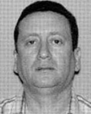 <b>Carlos Benítez </b>es acusado por supuestamente proporcionar tratamiento de infusión para el VIH a beneficiarios de Medicare, algo innecesario médicamente. El FBI cree que Benítez pudo haber viajado a Cuba, República Dominicana o Nicaragua.