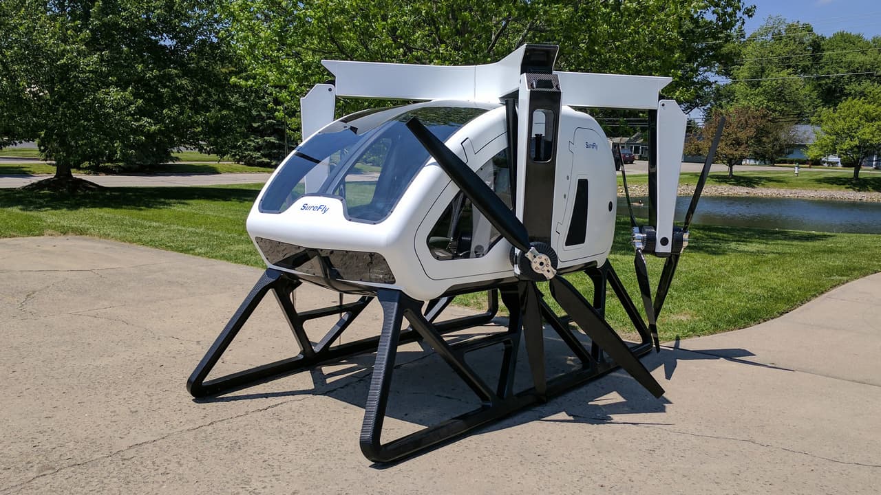 A primera vista el SureFly tiene un diseño muy similar a los drones “regulares” con 4 brazos y ocho rotores. Este vehículo cuenta con un motor a gasolina para energizar 8 motores eléctricos, uno para cada rotor.