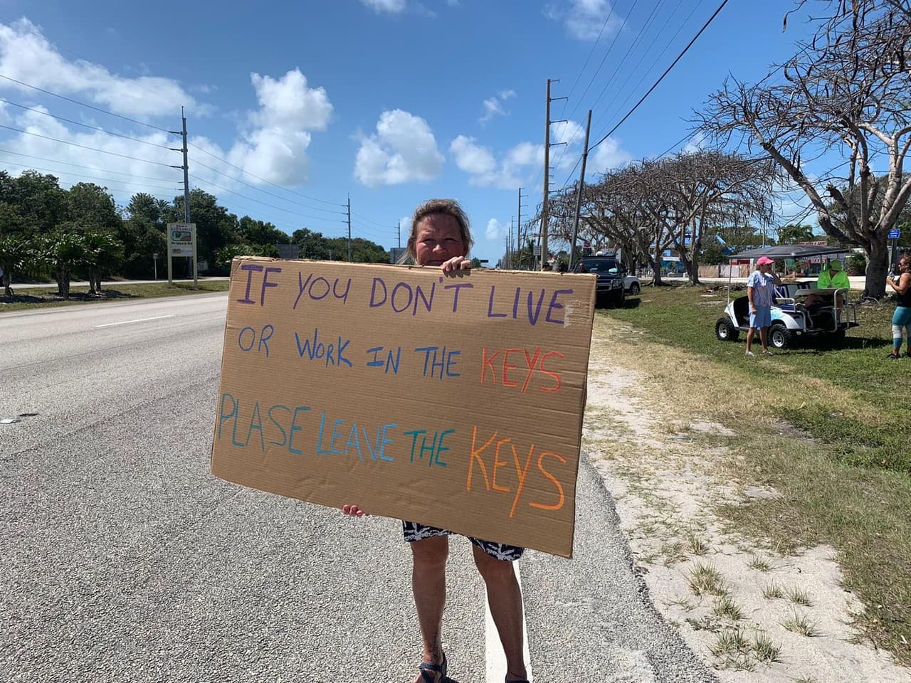 Los residentes de los Cayos llevaron letreros que pedían a las turistas que se regresaran a sus hogares y no entraran a las islas.
<br>