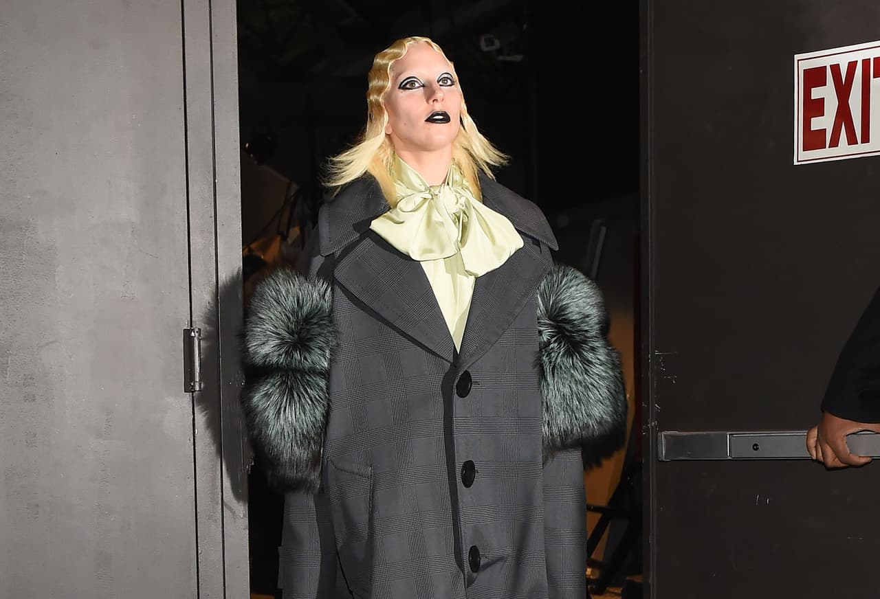 Lady Gaga apareció sorpresivamente en la pasarela de Marc Jacobs.