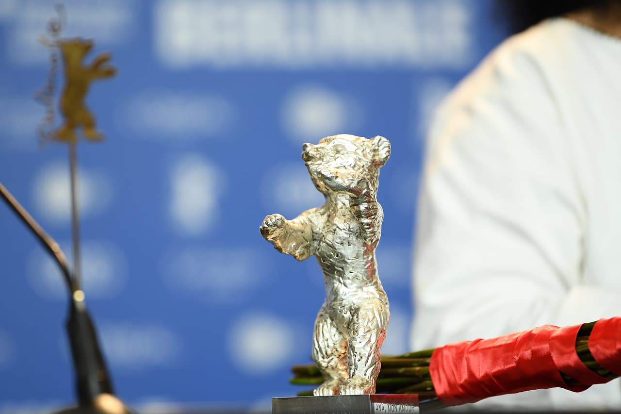 Durante el festival se entregan dos tipos de Oso: el de oro y el de plata. El primero va para la mejor película del certamen, y el segundo para el mejor director, actor, actriz y cortometraje.