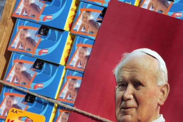 En el paso previo a la canonización "la beatificación"todo tipo de recuerdos sobre el “Papa Viajero” se tomaron las calles de varias naciones, con el objetivo de comercializar esos productos que ayudaran a los católicos a inmortalizar aquel 1 de mayo de 2011.