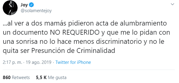 "Al ver a dos mamás pidieron acta de alumbramiento, un documento no requerido y que me lo pidan con una sonrisa no lo hace menos discriminatorio y no le quita ser presunción de criminalidad" escribió en la red social.