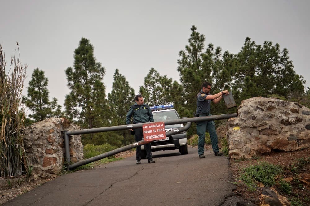 La familia había decidido desplazarse hasta esta isla de las Canarias para pasar unos días. Al día siguiente de su llegada, el padre los llevó a un monte cercano, en el sur de Tenerife. Allá buscó una cueva recóndita y de difícil acceso. Una vez en el interior, Thomas R. H., de 43 años, 
<b>presuntamente golpeó a su esposa e hijo mayor, de 10 años, hasta quitarles la vida.</b> La mujer quedó "ensangrentada, sobre el suelo y sin dientes", según dijo el niño una vez que pudo contar con un traductor, indicó el diario 
<a href="https://www.abc.es/sociedad/abci-esta-ensangrentada-suelo-y-sin-dientes-201904242228_noticia.html" target="_blank">ABC</a>. En la imagen, las autoridades cierran el paso a la zona donde se realizó el operativo de búsqueda.