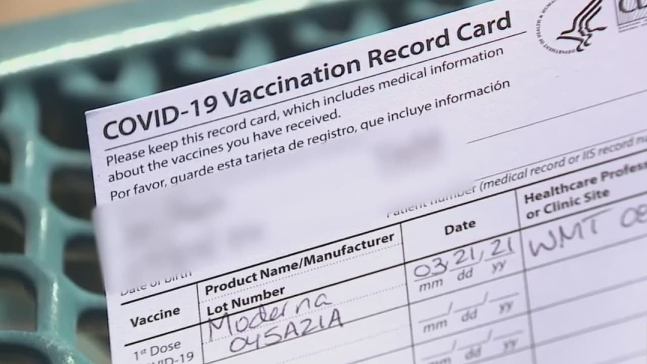 <a href="https://www.univision.com/local/arizona-ktvw/autoridades-llaman-a-no-publicar-la-tarjeta-de-vacunacion-contra-el-covid-19-para-evitar-fraudes-video">Recuerda esto</a>: Con la euforia y emoción, muchas personas publican en redes sociales la tarjeta de vacunación contra el covid-19, lo que es peligroso según autoridades, ya que hay información sensible que puede ser usada para cometer fraudes.