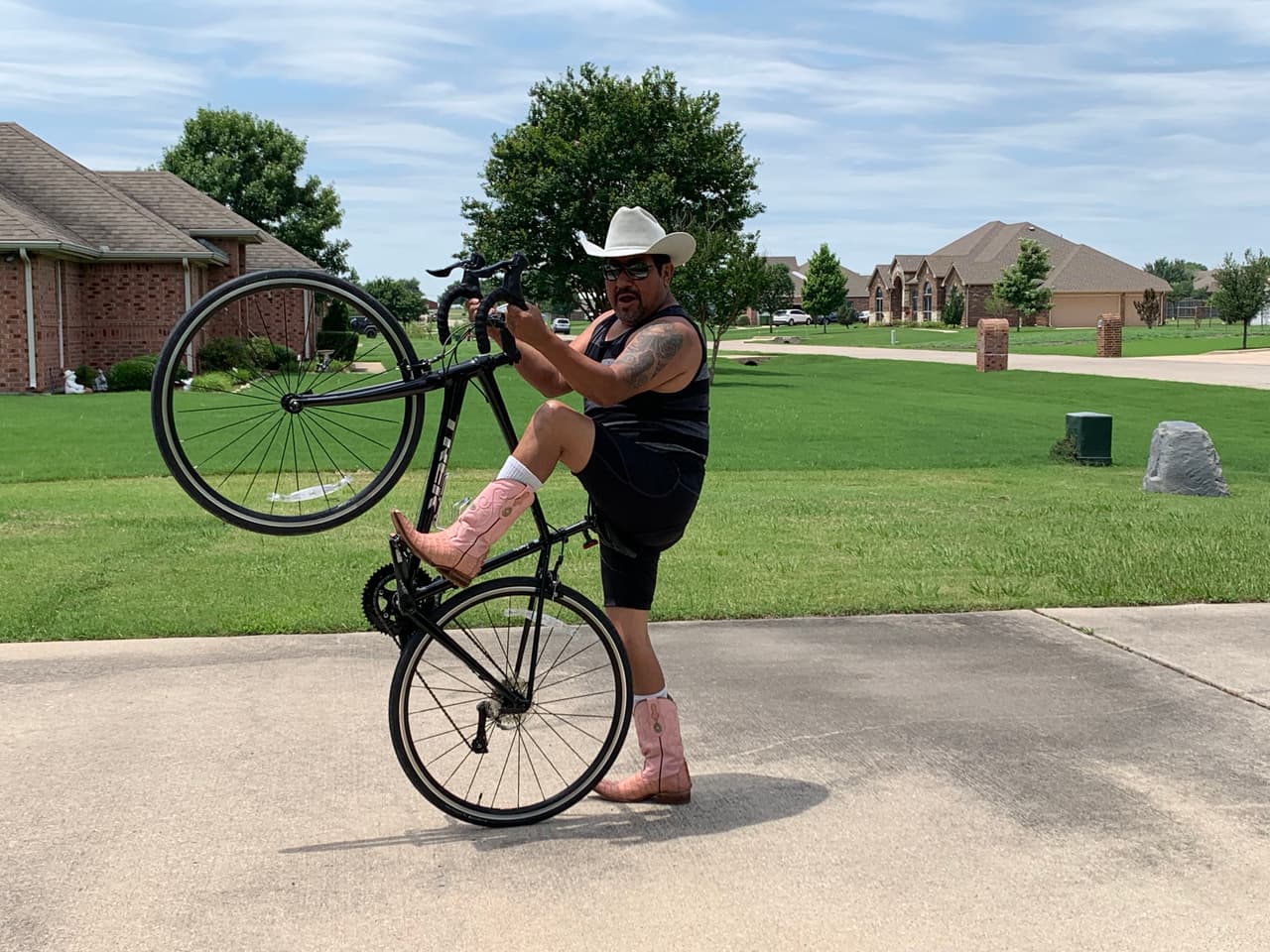 Y a propósito del Tour de Francia en ciclismo, él también quiere probar suerte en ese deporte.